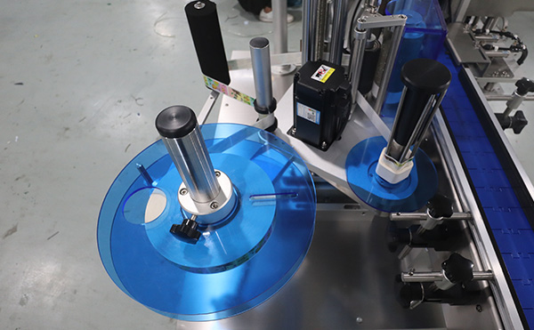 平面貼標機,不干膠貼標機,全自動貼標機生產(chǎn)廠家