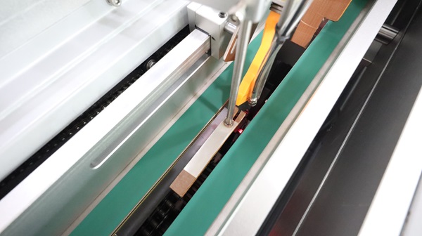 電線對折貼標(biāo)機(jī),貼標(biāo)機(jī)設(shè)備,貼標(biāo)機(jī)廠家,佼佼者自動(dòng)化